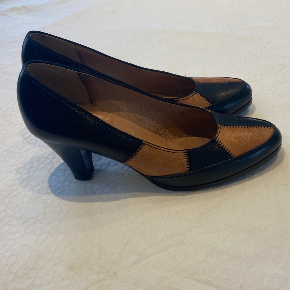 Welyschuh Black and Tan Heels - Picture 2 of 8